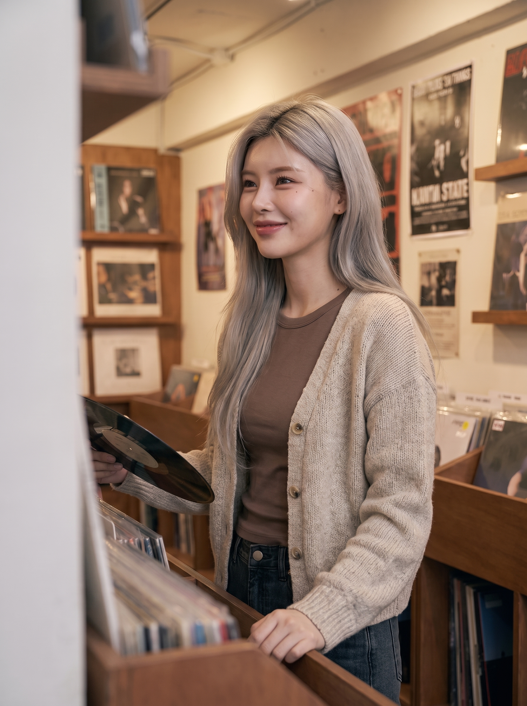 나영 — 레코드를 고르다 이야기에 귀를 기울이는 나영의 일상 콘셉트.