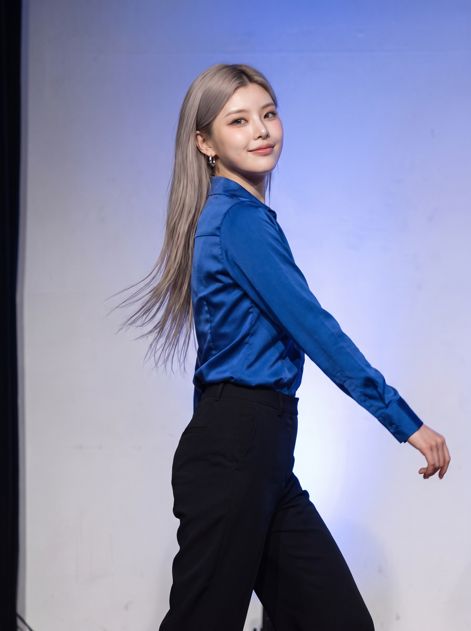 나영 — 움직임 사이 돌아보는 나영의 무대 리허설 콘셉트.