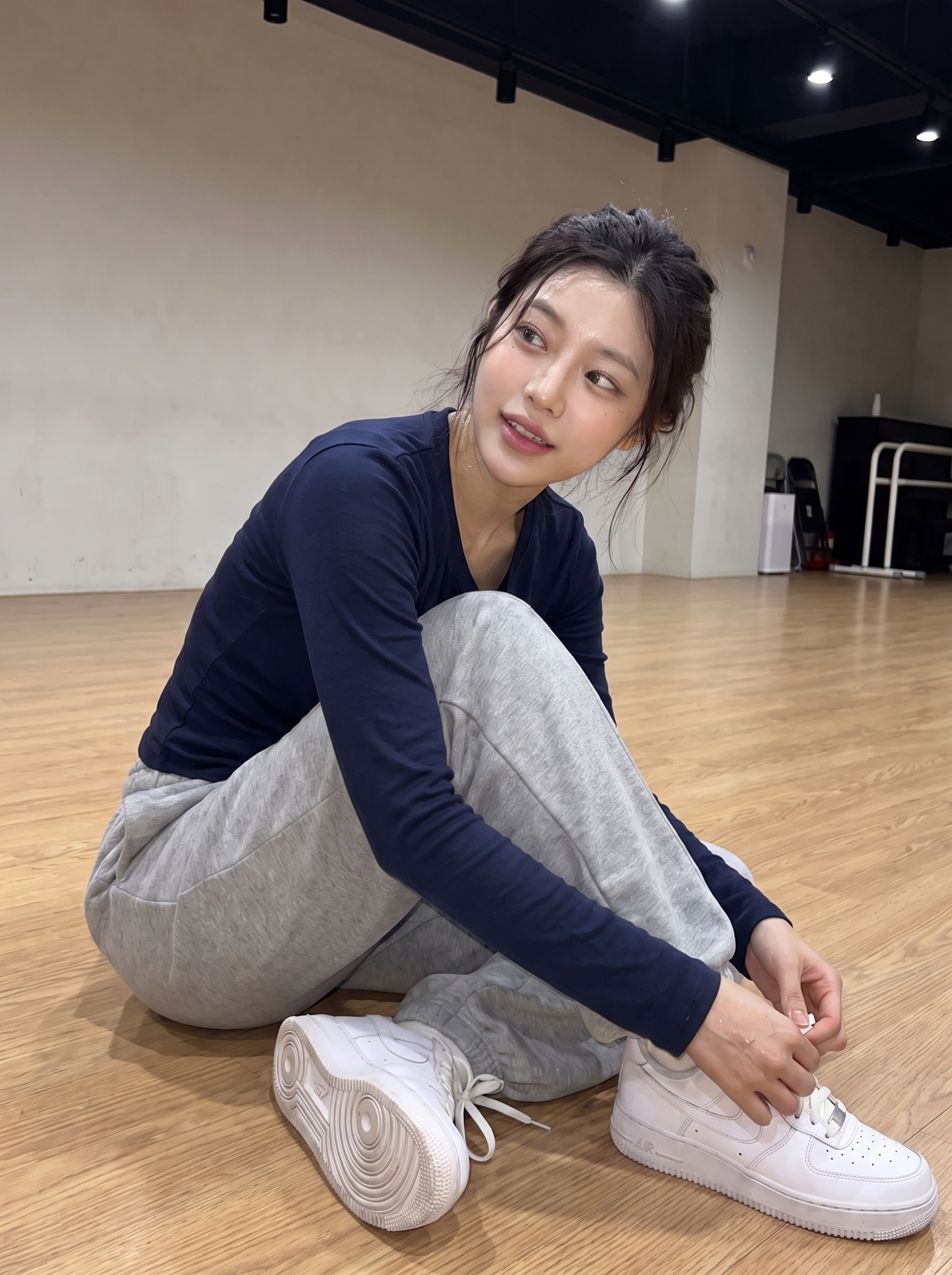 서연 — 운동화 끈을 묶다 이야기에 반응하는 연습실 콘셉트.