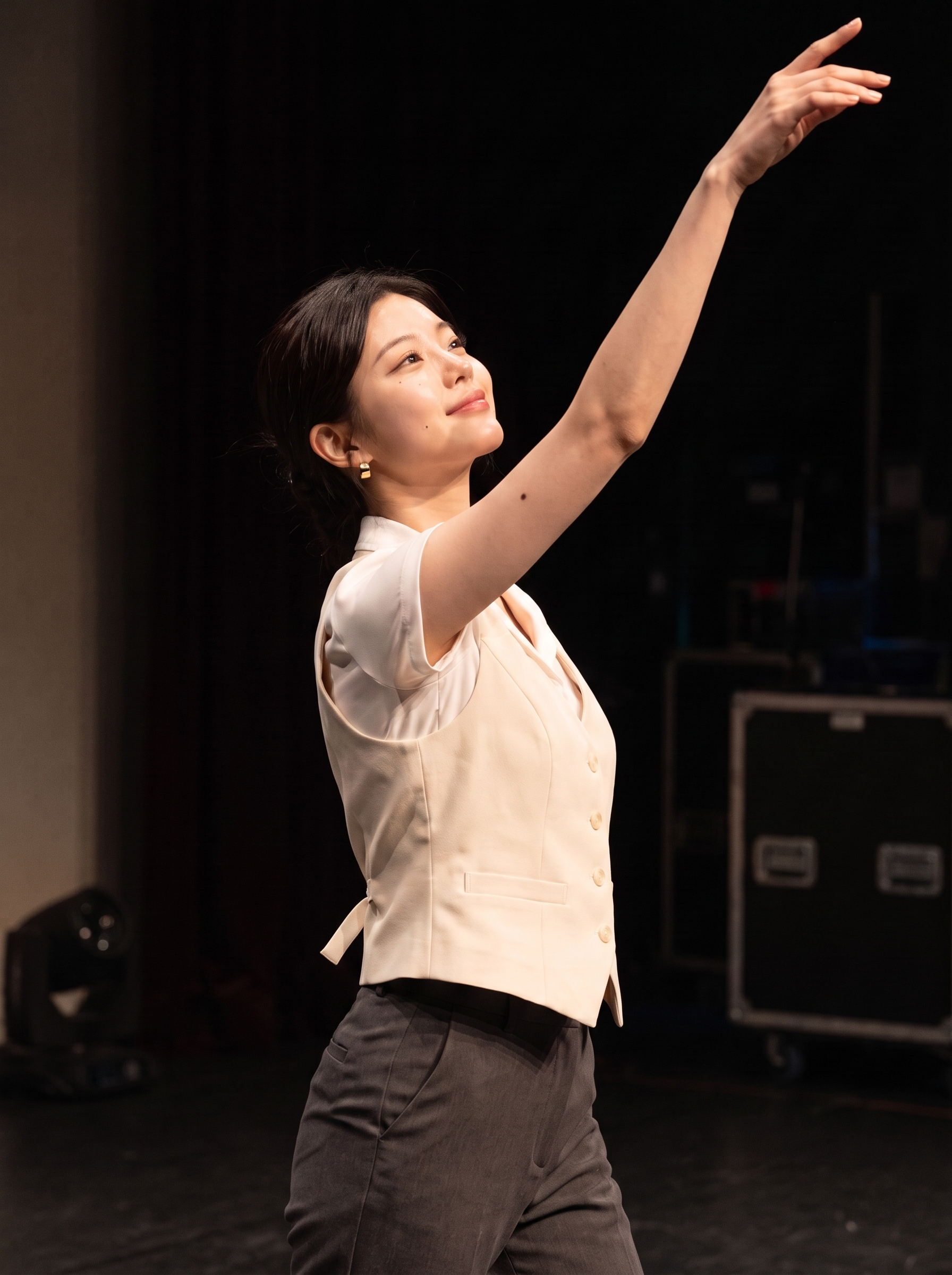 서연 — 긴 팔선과 시선을 담은 서연의 무대 리허설 콘셉트.